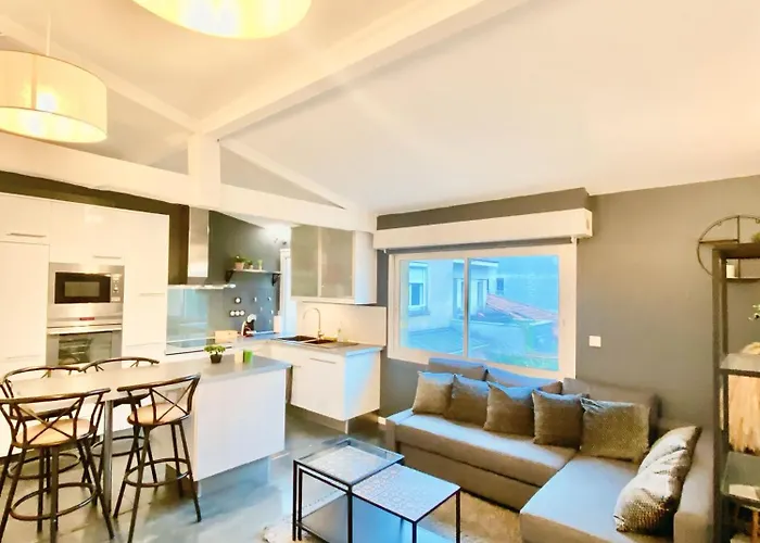 Comfort & Wifi - - 4 Pers - Tram B Apartament *