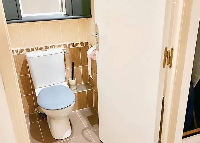 Comfort & Wifi - - 4 Pers - Tram B Apartament *