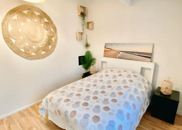 Comfort & Wifi - - 4 Pers - Tram B Apartament *